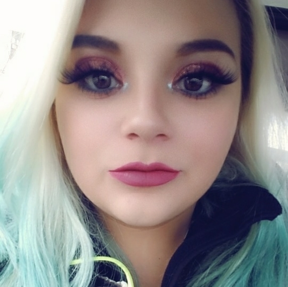 Meet your Posher, Jessica - Picture 2 of 2